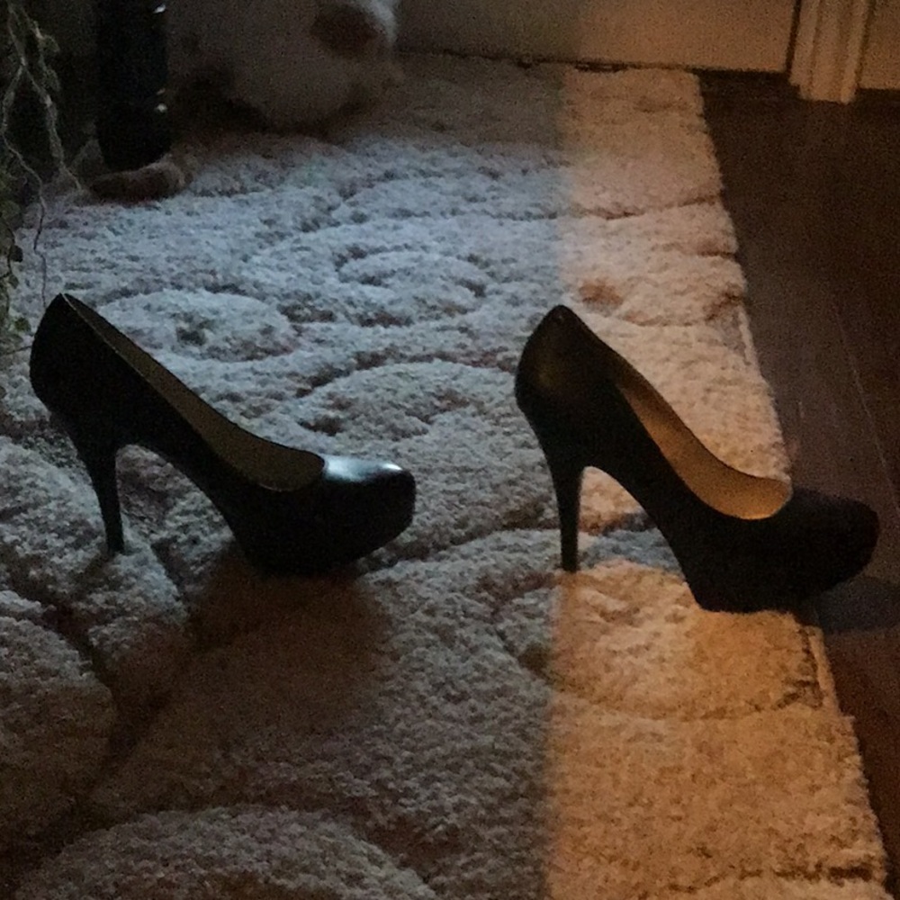 Heels - Picture 2 of 3